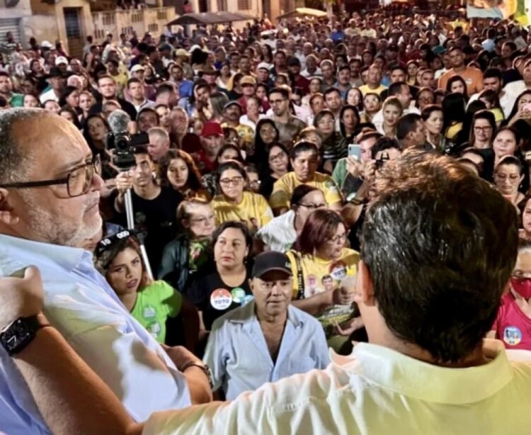 Em João Alfredo, Zé Martins reúne multidão para reforçar apoio a Tiago Pontes e Waldemar Oliveira
