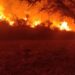 Bombeiros combatem incêndio de grandes proporções no portal de Triunfo; veja vídeo