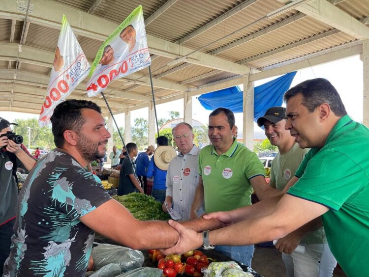 Paulo Jucá e Gilson Bento fazem caminhada na feira de Brejinho
