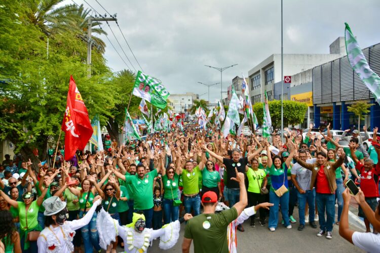 Luciano Pacheco participa de caminhada e recebe apoio de comerciários em Arcoverde