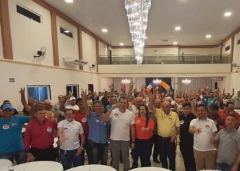 Ao lado dos vereadores e lideranças, Waldemar Oliveira conversa com população de Afogados da Ingazeira