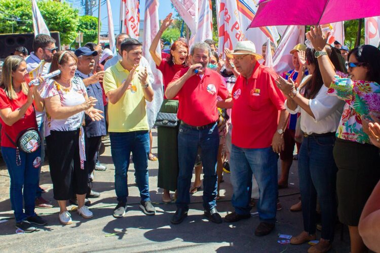 Gonzaga Patriota fez caminhada na feira livre de Afogados da Ingazeira