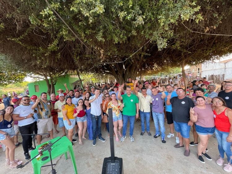 O candidato a deputado estadual, Paulo Jucá, avança pelo município de Ingazeira.