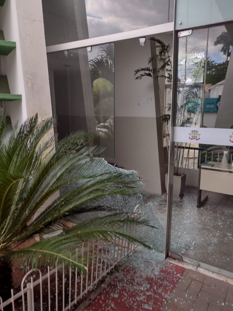 Arcoverde: prefeitura é alvo de ataque, alerta sobre violência na política e segurança de prefeito