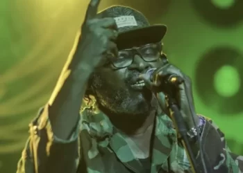 Músico de Edson Gomes infarta no palco e equipe é assaltada após show