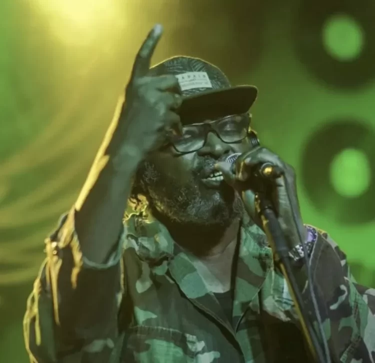 Músico de Edson Gomes infarta no palco e equipe é assaltada após show