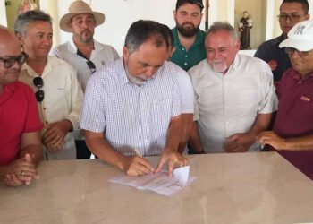 Anchieta Patriota assina ordem de serviço para construção de ponte no Curral Velho, obra em parceria com a Prefeitura de Afogados