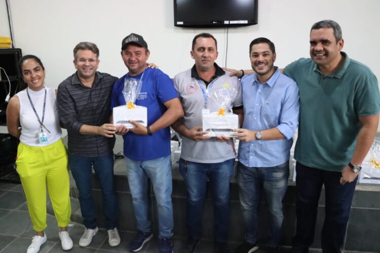 Prefeito Sandrinho entregou tablets para auxiliar o trabalho dos agentes da saúde em Afogados