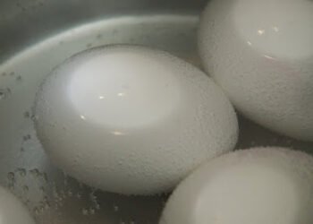 Mulher é presa após pressionar ovo quente contra as mãos da filha de 5 anos na PB