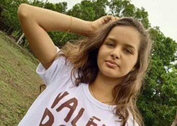 Adolescente sai do banho molhada e morre eletrocutada ao tocar em TV