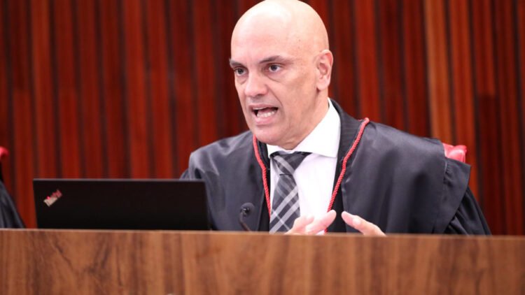 Moraes determina que diretor da PRF interrompa operações sobre transporte gratuito