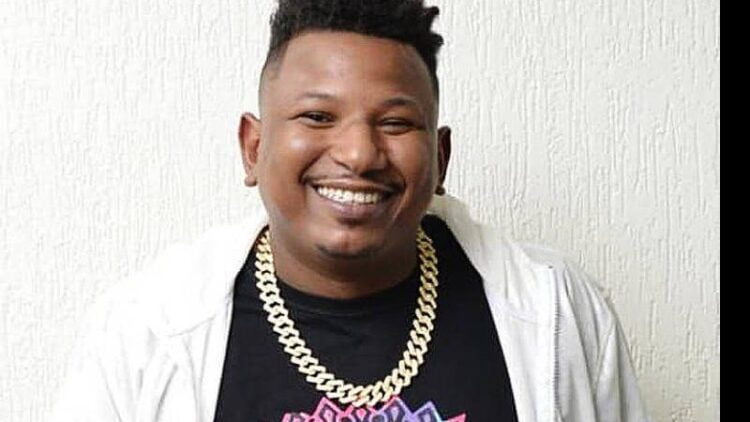 Cantor de pagode é morto a tiros por urinar em muro; saiba detalhes