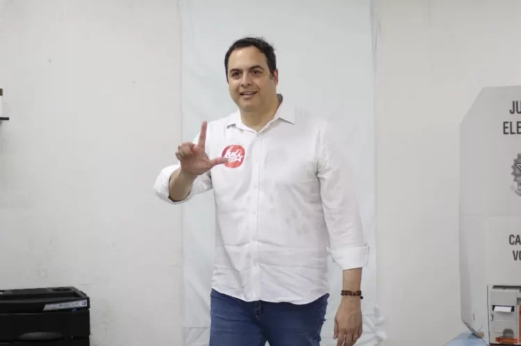 Na última eleição como governador, Paulo Câmara vota e faz balanço da gestão: ‘vamos deixar um estado organizado’, diz