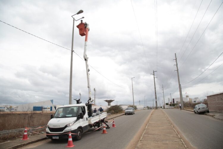 Sandrinho comemora parceria com a Neoenergia: “Estamos substituindo 500 lâmpadas convencionais por LED”