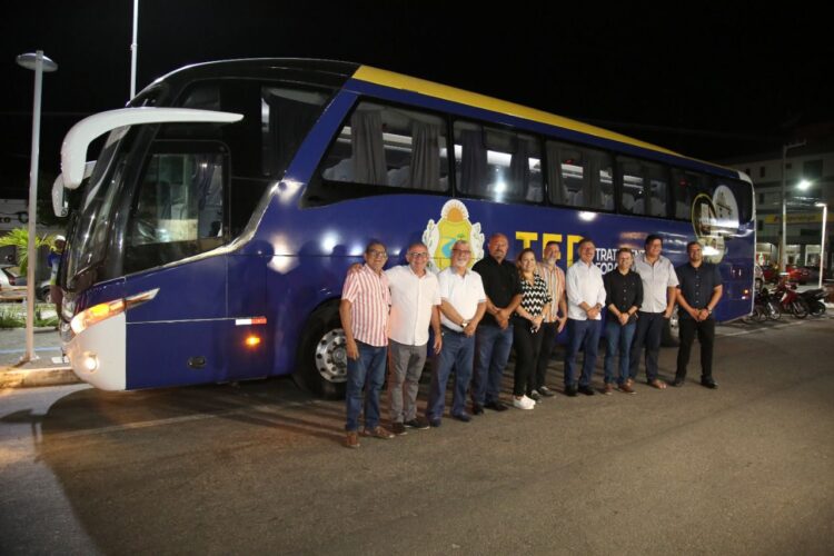 Sandrinho entregou mais um ônibus para atender pacientes do TFD