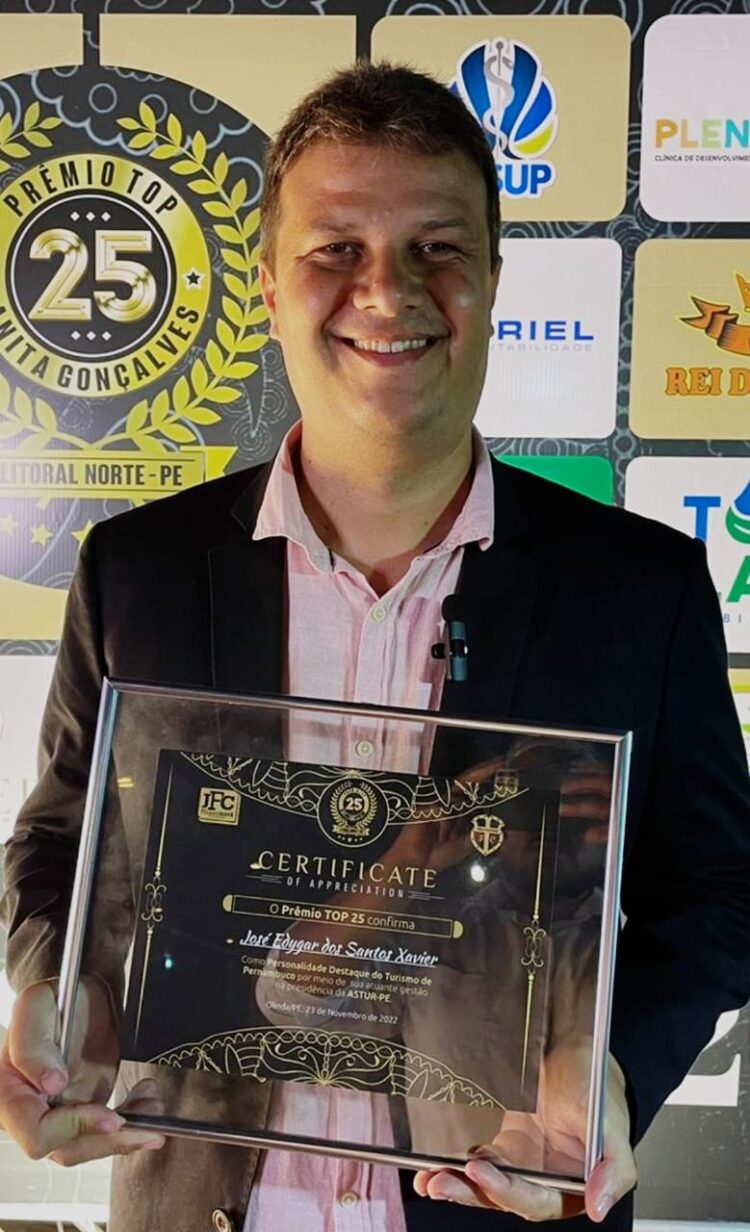 Edygar Santos, presidente da ASTUR, recebe prêmio de Personalidade Destaque do Turismo
