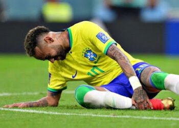 Neymar choca seguidores ao postar foto de pé após lesão; Confira