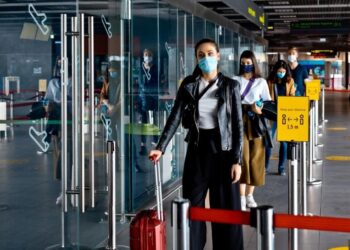 Uso de máscara volta a ser obrigatório em aeroportos e aviões no Brasil