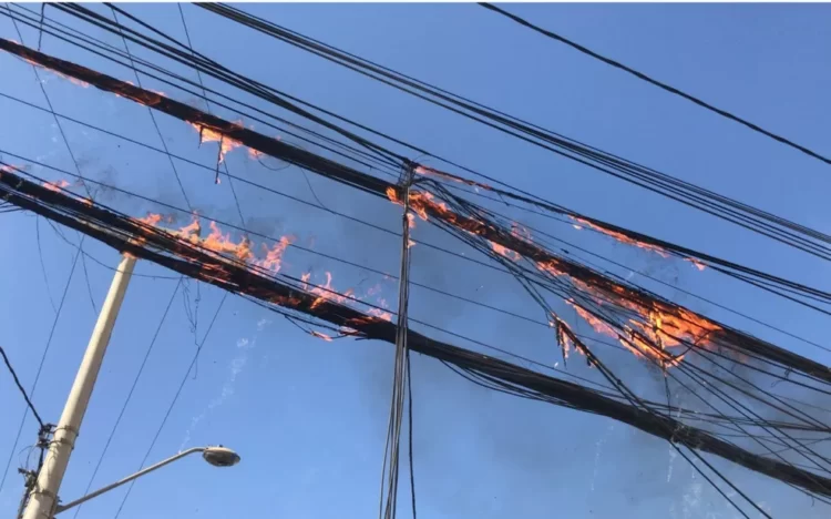 Curto-circuito provoca incêndio em poste no Centro de São José do Egito