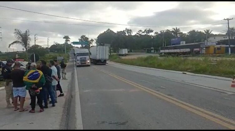 Bloqueios de estradas em Pernambuco chegam ao 3º dia; veja lista de pontos