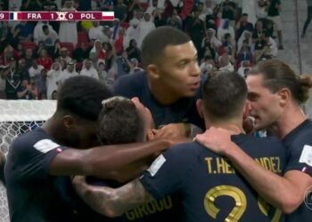 Giroud e Mbappé quebram marcas e colocam França nas quartas