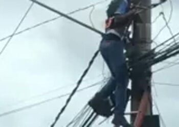 Homem ‘pega fogo’ após choque em poste, se solta de rede e sobrevive