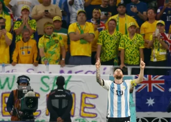 Em sua melhor atuação na Copa do Mundo, Messi bate recordes e leva Argentina às quartas