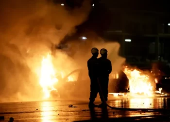Manifestantes ateiam fogo em carros e ônibus e tentam invadir sede da Polícia Federal em Brasília