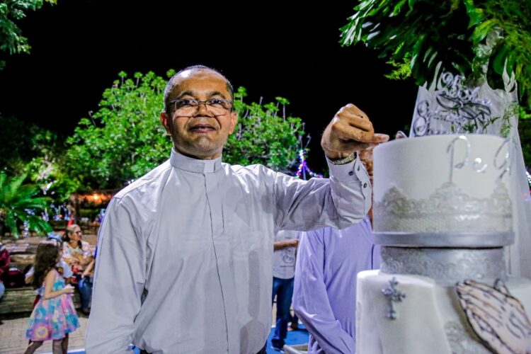 Pároco da Catedral do Senhor Bom Jesus dos Remédios, em Afogados da Ingazeira, Padre Gilvam Bezerra, celebrou seus 25 anos de ordenação sacerdotal.
