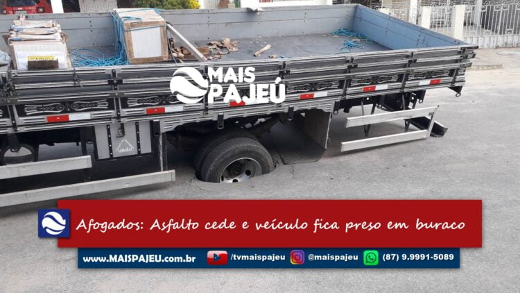 Asfalto cede e veículo fica preso em buraco no Centro de Afogados da Ingazeira