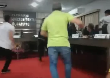 Sessão que elegeria nova Mesa termina em troca de socos, confusão e quebra-quebra em Tabira-PE