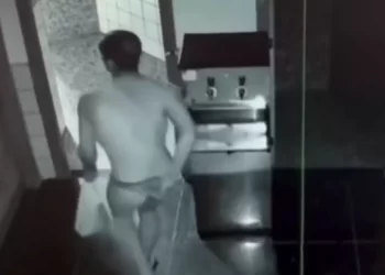 VÍDEO: Ladrão é flagrado de calcinha fio dental durante roubo em colégio