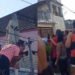 VÍDEO: Moradores se reúnem para ‘dar lição’ em mulher acusada de criar perfil de fofocas