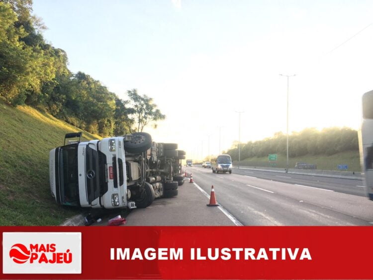 Caminhão tomba na PE-275, em São José do Egito
