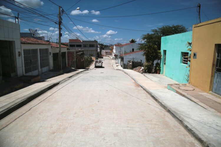 Sandrinho inaugura hoje mais uma rua pavimentada. Dessa vez no Sobreira