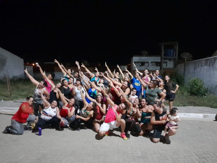 Noite de bem estar e saúde mental na zumba do grupo de mães da Loja Sophie Charmosa