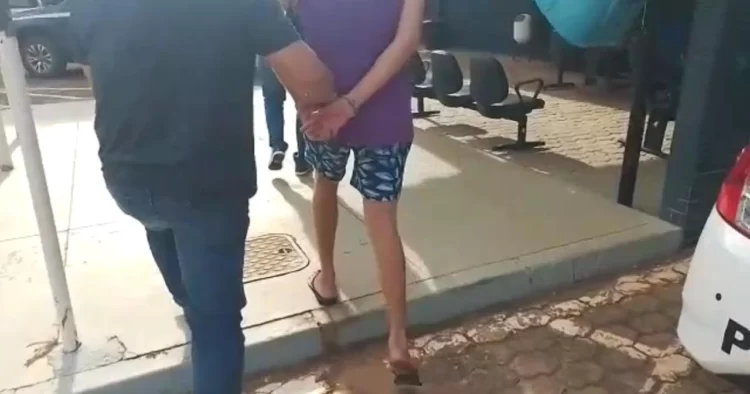 Homem é preso após suspeitas de ter estuprado uma criança, galinhas e cachorros
