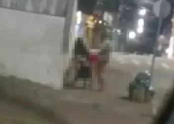 Casal faz sexo no meio da rua em cidade do Rio de Janeiro