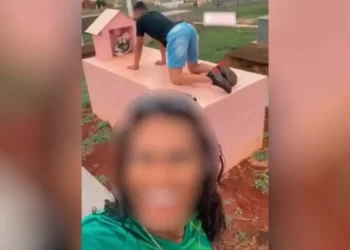 Dupla grava vídeo dançando em cima de túmulo e acaba presa; Veja