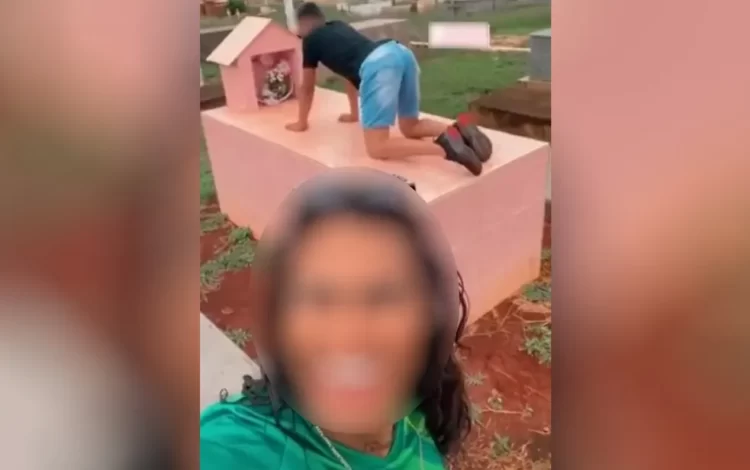 Dupla grava vídeo dançando em cima de túmulo e acaba presa; Veja