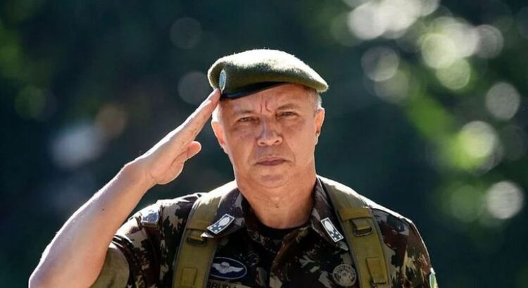 Lula demite general Júlio César de Arruda, comandante do Exército