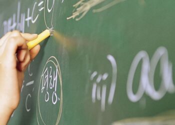 Piso nacional dos professores sobe para R$ 4.420,55