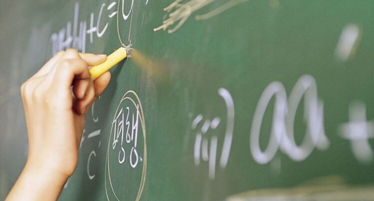 Piso nacional dos professores sobe para R$ 4.420,55