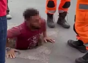 Homem é encontrado em bueiro após ameaçar a ex e é preso pela polícia