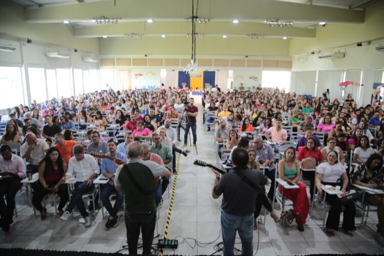 Na abertura do ano letivo, Prefeitura de Afogados entregou novo ônibus para o transporte escolar