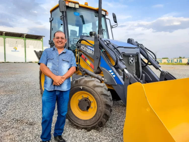 Valmir Tunu comemora chegada de retroescavadeira que conseguiu através do ex-deputado Federal, Gonzaga Patriota
