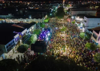 Bloco Bora para Frente faz final apoteótico do carnaval afogadense, com multidão estimada de mais de 10 mil pessoas; veja lives e fotos