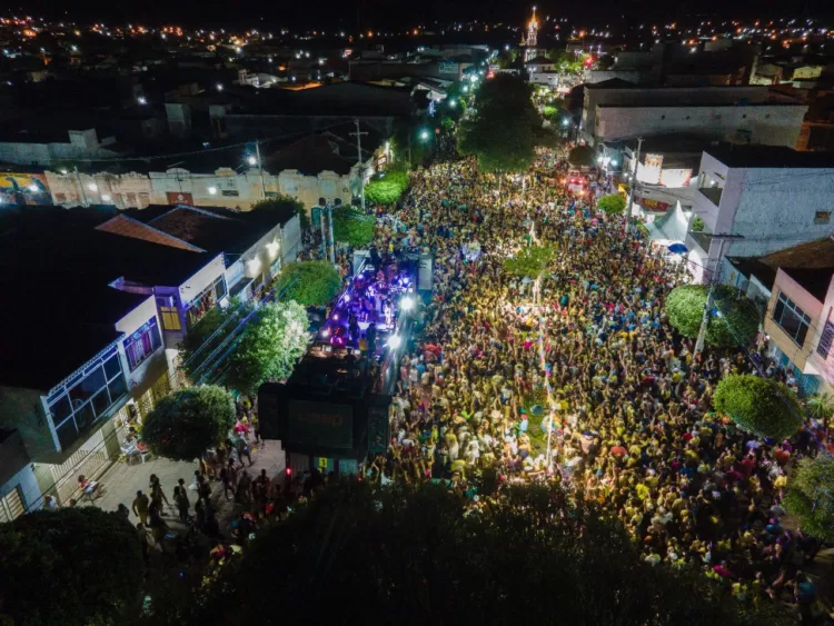 Bloco Bora para Frente faz final apoteótico do carnaval afogadense, com multidão estimada de mais de 10 mil pessoas; veja lives e fotos