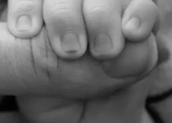 Em Pernambuco, bebê morre com marcas de queimaduras de cigarro e possível violência sexual e mãe é presa