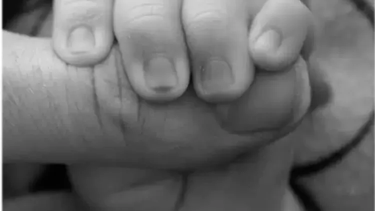 Em Pernambuco, bebê morre com marcas de queimaduras de cigarro e possível violência sexual e mãe é presa